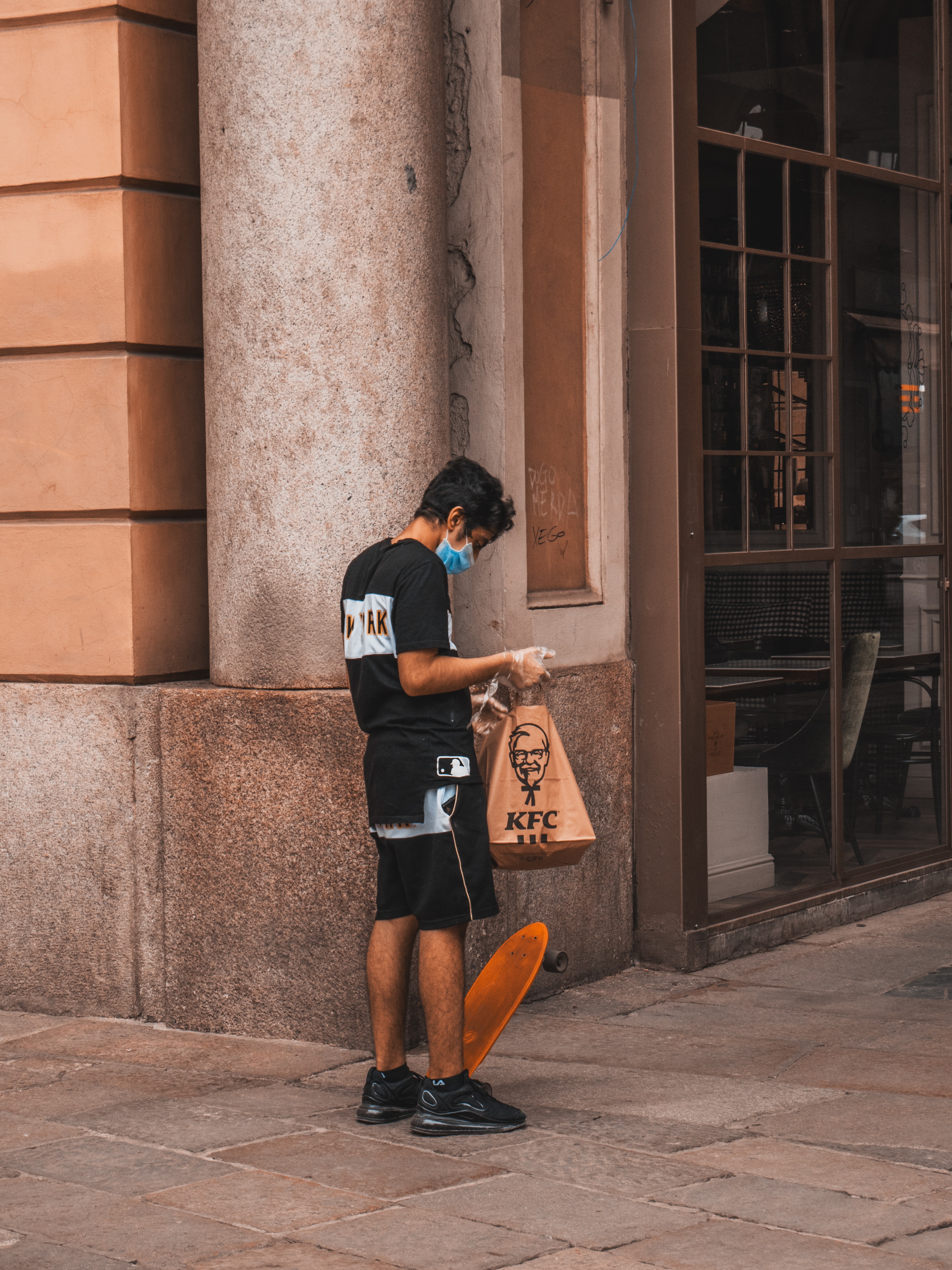 Viandante con bolsa KFC 