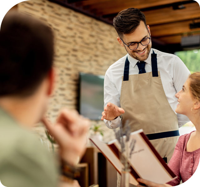 Restaurateur montrant un document à une cliente