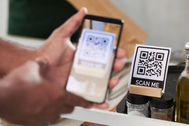 smartphone scannant un QR code